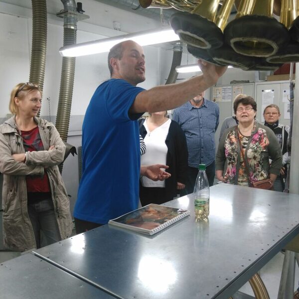Der Chef selbst zeigt wie aus Blech ein Instrument wird