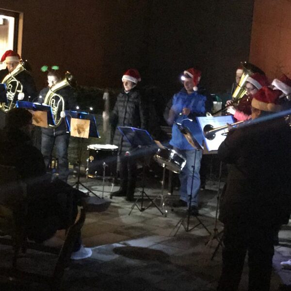 Weihnachtsmusik bei der ASB an der Feuerschale