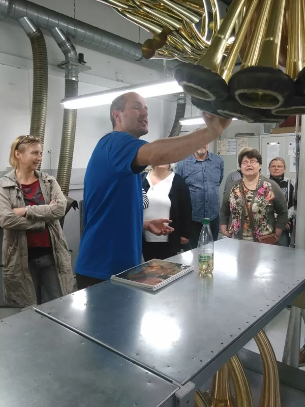 Der Chef selbst zeigt wie aus Blech ein Instrument wird
