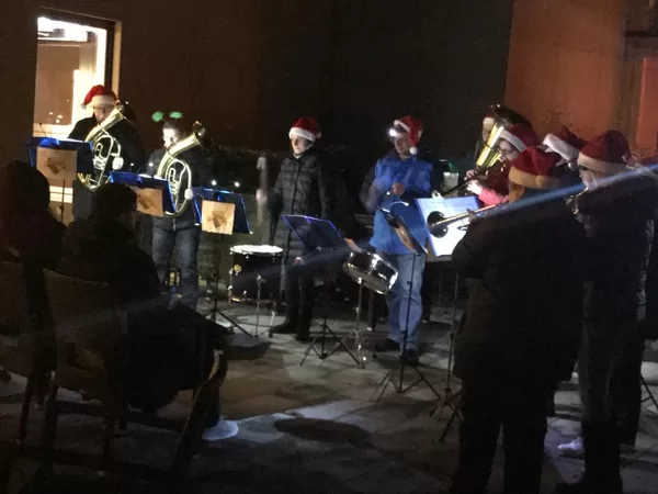 Weihnachtsmusik bei der ASB an der Feuerschale