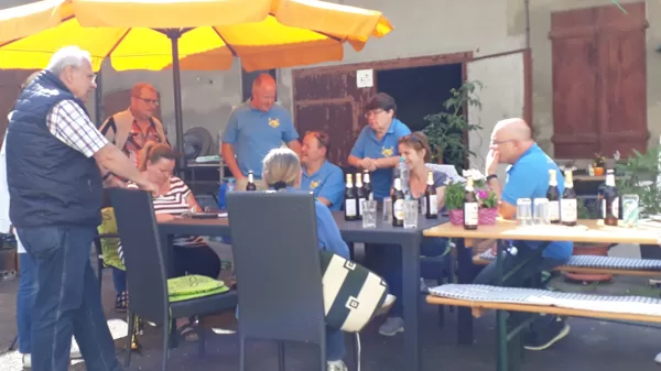 In Threna läßt es sich gut feiern - und wir stecken keinen an.